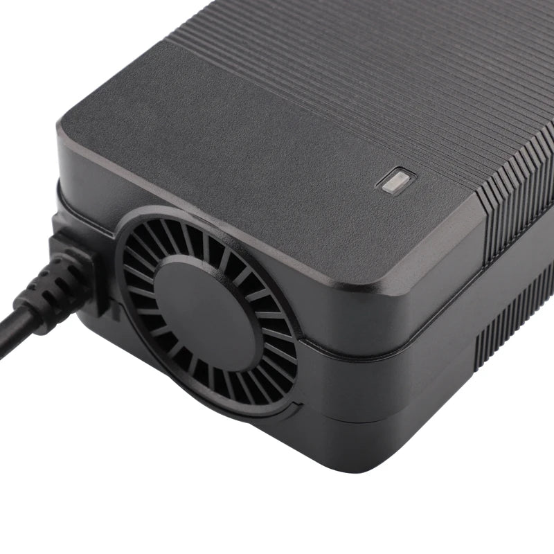 LiFePO4 Batterieladegerät 14,6V 10A – 4S KonfigurationFür 12,6V / 12,8V / 14,4V Akkus – Hochwertiger Adapter