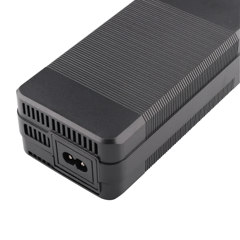 LiFePO4 Batterieladegerät 14,6V 10A – 4S KonfigurationFür 12,6V / 12,8V / 14,4V Akkus – Hochwertiger Adapter